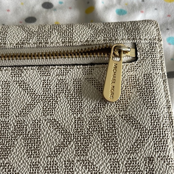 Michael Kors wallet - Picture 16 of 16